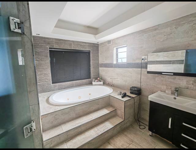 6 BEDROOM HOUSE FOR SALE IN BLUFF